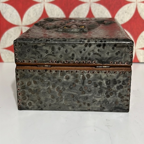 Vintage owl hinged metal embossed keepsake box wood interior - Picture 4 of 10